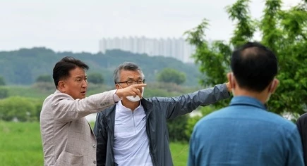 김영환(왼쪽) 충북지사 당선인이 미호천 현장을 둘러보며 공약 구체화에 나섰다.