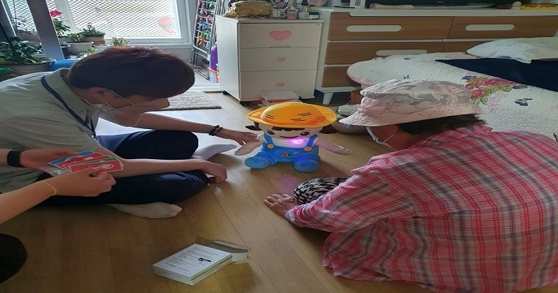 인공지능 돌봄로봇 유기농·은미래와 대화하고 있는 한 어르신.