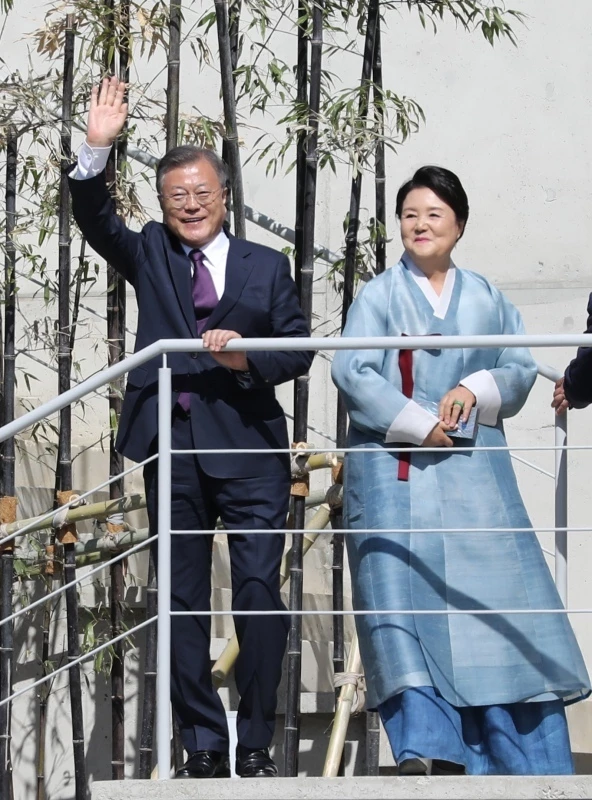 지난달 10일 경남 양산 사저에 도착한 문재인 전 대통령 내외 / 연합뉴스