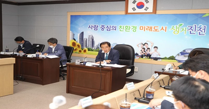 송기섭 진천군수는 7일 군청 소회실에서 간부회의를 주재해 지속가능한 진천 발전 등한 혁신을 강조했다.