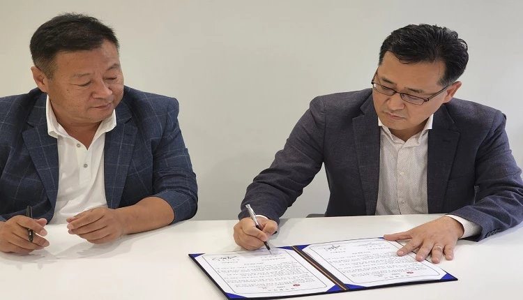 메타트론재단 김강수(오른쪽) 대표가 7일 하이온플러스 유영환(왼쪽)대표와 전략적 업무협약을 체결하고 블록체인 분야에서 앞으로 더욱 생태계를 확대해 나갈 계획을 밝혔다. / 사진= 메타트론재단