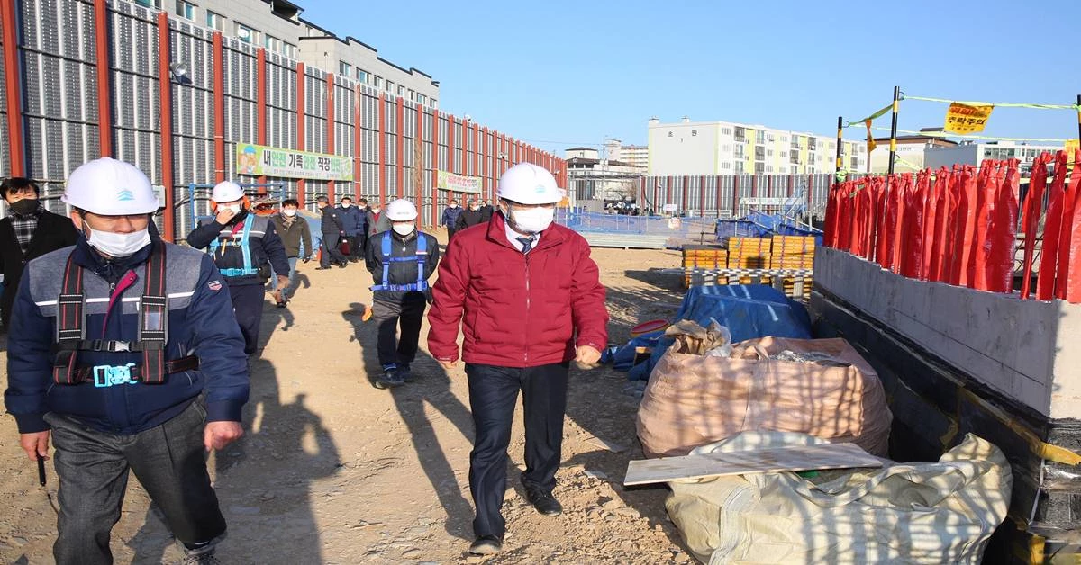 지난 1월 주낙영 경주시장이 안강읍 고령자 복지주택 건설 현장을 둘러 보고 있다/경주시