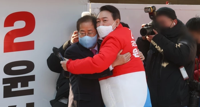 지난 2월 제20대 대통령 선거 당시 후보였던 윤석열 대통령과 유세 운동을 함께한 홍준표 당선인 / 뉴스1