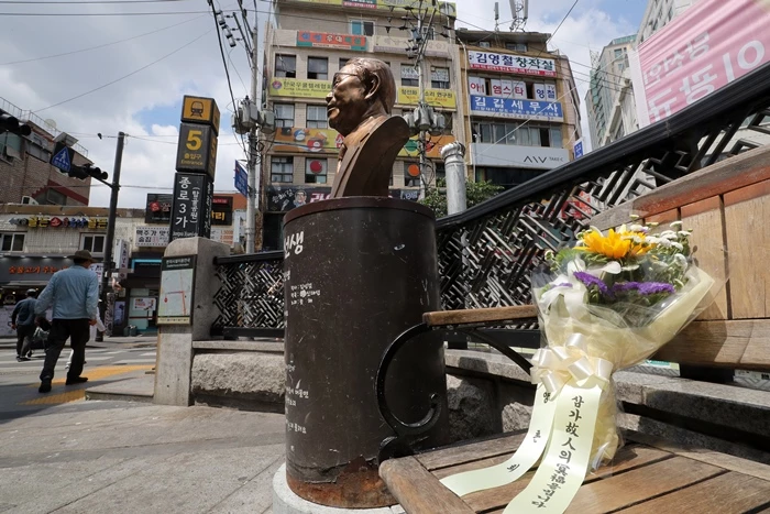 8일 서울 종로구 송해길 입구에 세워진 송해 동상에 고인을 추모하는 꽃이 놓여있다.