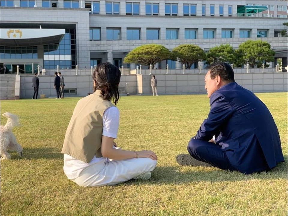 용산 청사 앞 잔디밭에서 시간을 보내는 중인 윤석열 대통령 내외