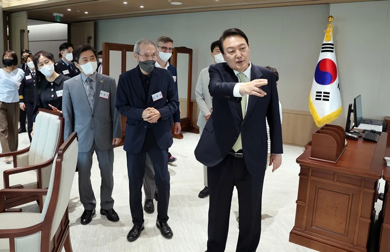 국민희망대표에 집무실 소개하는 윤석열 대통령