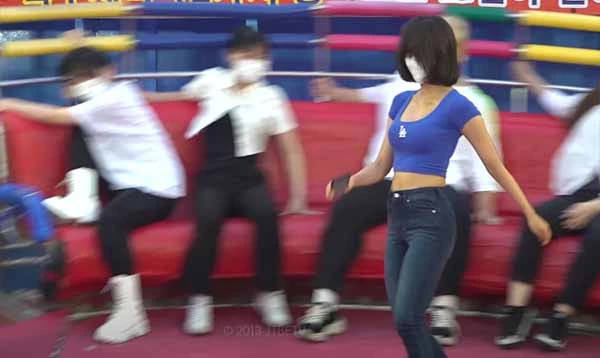 혜밍이 인천 월미도에서 디스코팡팡을 타고 있다. /     주태백이TV 유튜브 영상 캡처