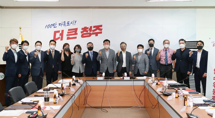민선8기 청주시장 인수위원회가 공식출범했다. 이범석(가운데) 당선인이 인수위 출범직후 인수위원들과 기념촬영을 하고 있다. /뉴시스