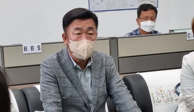 이범석 청주시장 당선인이 청주시청 임시청사 기자실에 들러 문화재청과 협의해 옛 청주시청 본관을 철거할 뜻을 시사했다. / 뉴시스