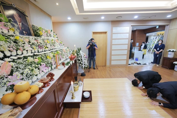 고(故) 송해 빈소 찾은 유재석과 조세호