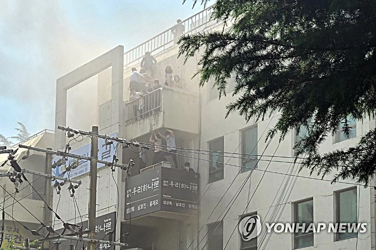 9일 대구 변호사 사무실 빌딩에서 불이나 시민들이 옥상 부근에서 구조를 기다리고 있다. 목격자가 연합뉴스에 제보한 사진 / 이하 연합뉴스