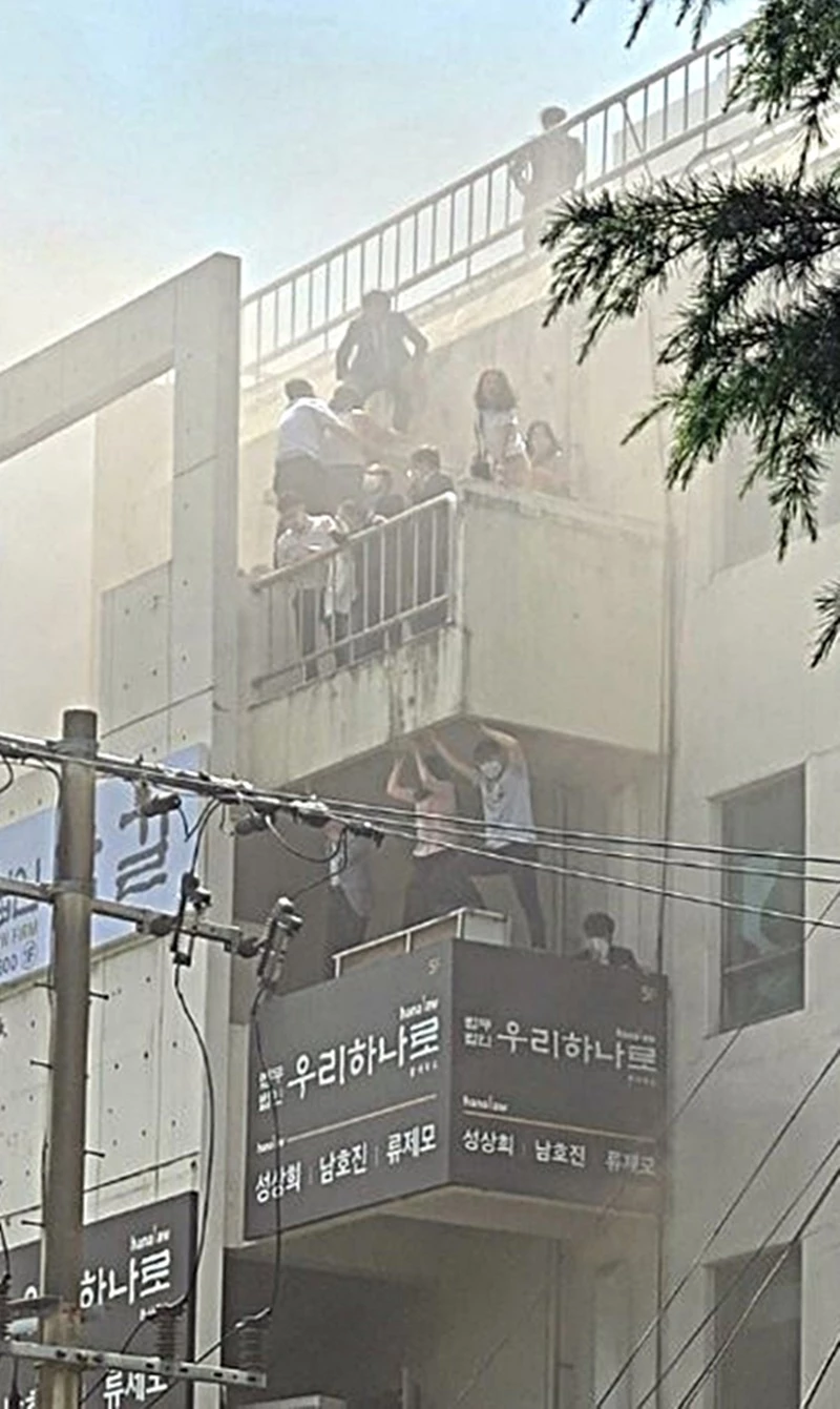 구조를 기다리는 시민들