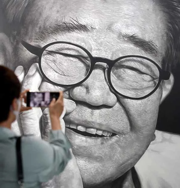 대구 달성군 옥포읍 송해기념관을 찾은 시민들이 송해 선생의 모습을 휴대전화에 담으며 애도하고 있다. / 뉴스1