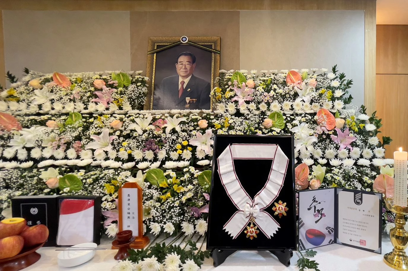 8일 오후 서울 종로구 서울대학교 병원 장례식장에 차려진 고(故) 송해의 빈소에 금관문화훈장이 놓여 있다. / 이하 뉴스1