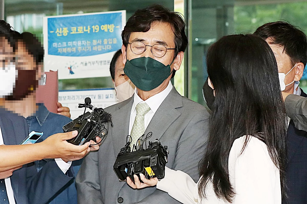 유시민 전 이사장이 9일 서울서부지방법원에서 열린 선고 공판을 마친 뒤 취재진 질문에 답하고 있다 / 뉴스1