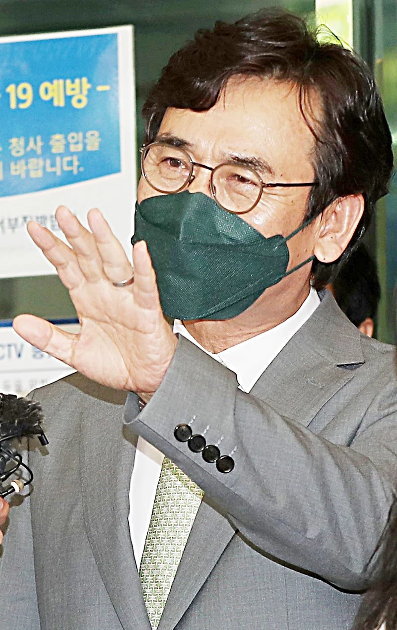 유시민 전 이사장이 9일 서울서부지방법원에서 열린 선고 공판을 마친 뒤 법정을 나서고 있다