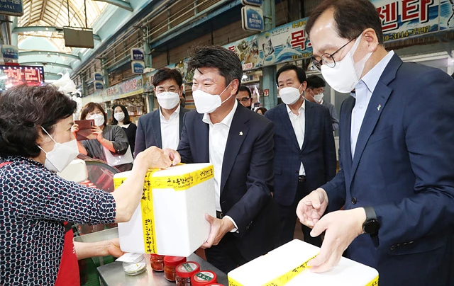 박창환 전라남도 정무부지사가 9일 조승환 해양수산부 장관과 함께 목포종합수산시장을 방문, 수산물을 구매하며 상인들를 격려하고 있다./전남도