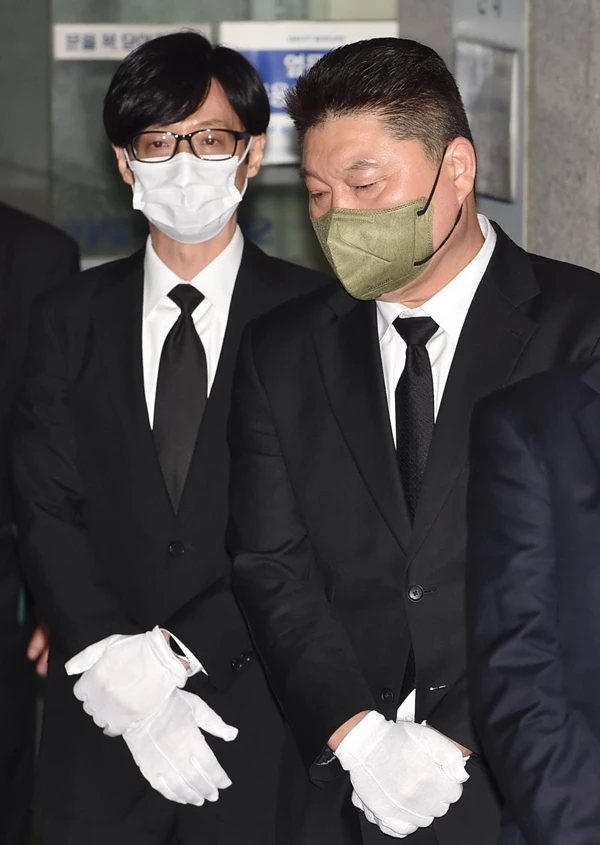 고 송해 발인식에서 방송인 유재석, 강호동이 애도하고 있다