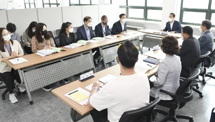 김광신 대전중구청장 당선인이 업무보고를 받고있다. / 대전시 중구