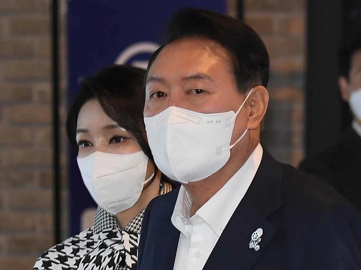 윤석열 대통령이 12일 오후 서울 메가박스 성수점에서 부인 김건희 여사와 제75회 칸 국제영화제 남우주연상(송강호) 수상작 영화 "브로커"를 관람했다. 대통령실에 따르면 윤 대통령이 이날 양복에 착용한 영사기 모양 배지는 한국영화 100주년 기념 배지로 코로나19 이전으로 영화 산업을 정상화하자는 메시지가 담겨있다. / 뉴스1(대통령실사진기자단)