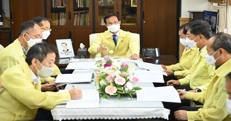 (자료사진) = 6·1 지방선거 다음날 복귀한 조병옥 음성군수가 곧바로 지역 현안을 챙기는 모습.