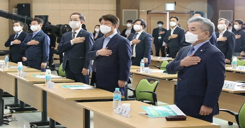 (자료사진) = "지역균형뉴딜 대구경북포럼" 국민의례...지난 2020년 10월15일 오후 대구시청 별관 대강당에서 열린 "지역균형뉴딜 대구경북포럼"에 참석한 내빈들이 국민의례를 하고 있다. 앞줄 오른쪽부터 당시 박병춘 국가균형발전위원, 권영진 대구시장, 김사열 국가균형발전위원장, 이철우 경북도지사, 오창균 대구경북연구원장. 대통령 직속 국가균형발전위원회는 이날 대구·경북권을 시작으로 광역·기초자치단체가 참여하는 권역별 "지역균형뉴딜포럼"을 같은해 11월까지 진행했다.