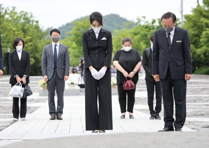 지난 13일 경남 김해 봉하마을을 찾은 김건희 여사 / 이하 연합뉴스