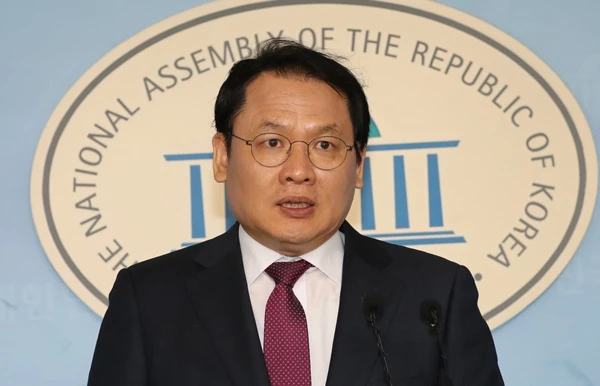 김건희 여사 팬클럽 "건희사랑" 회장인 강신업 변호사 / 연합뉴스