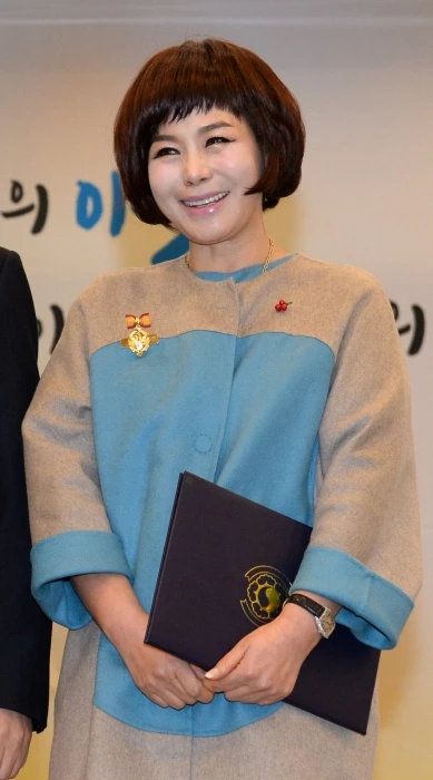 2015 국민추천포상 수여식에서 대통령표창을 받은 가수 현숙 / 뉴스1