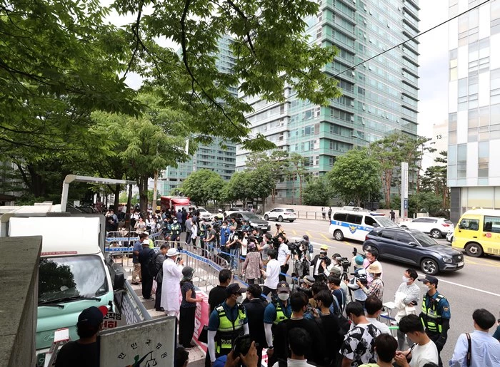 14일 아수라장이 된 윤 대통령 자택 앞