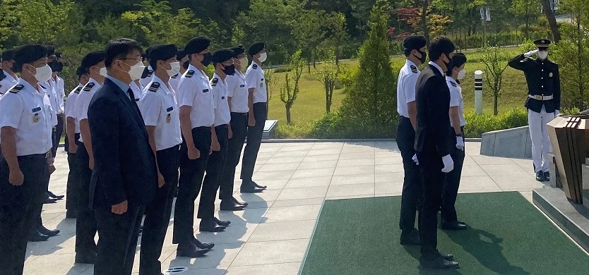 청주대학교 군사학과 학생들이 6.25 한국전쟁 72주년을 맞아 충북지역 전쟁 영웅의 흔적을 찾아 재조명하고, 선양 방안과관련해 세미나를 개최한 뒤 괴산 호국원과 증평 연제근 공원을 찾아 참배했다. / 사진= 청주대 제공