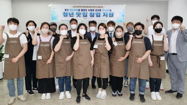 14일(화) 오후 2시 서필순 요리학원에서 열린 '청년 맛집 창업 지원식'에서 김영문 동서발전 사장(왼쪽에서 첫번째)이 지원금을 전달하고 관계자들과 기념사진을 촬영  / 사진제공=동서발전