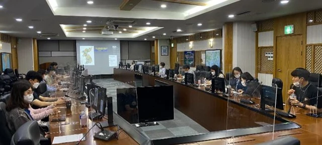 부산항만공사는 임직원들의 데이터 기반 사고 및 데이터 분석 기초역량의 함양을 목적으로 14일 3층 중회의실에서‘데이터 인문학’을 주제로 전사 특강을 실시했다. / 사진제공=부산항만공사