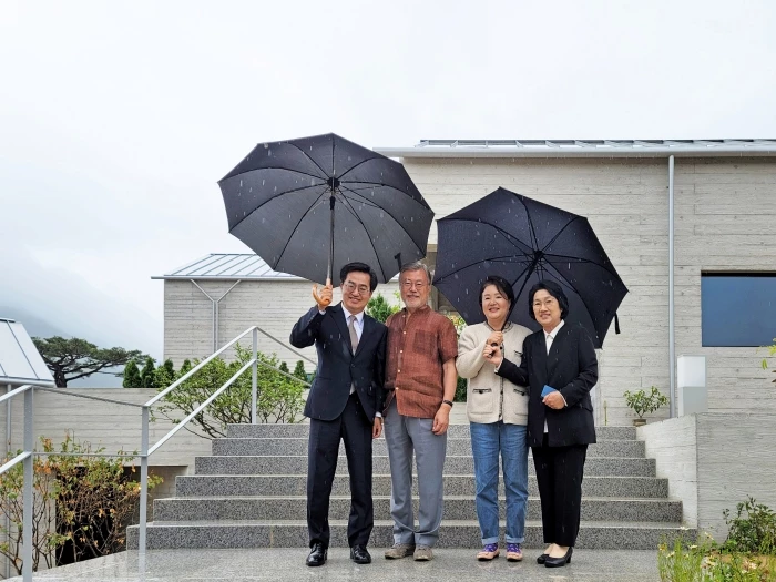지난 14일 김동연 경기지사 당선인 내외가 경남 양산 평산마을 문재인 전 대통령 사저에 방문했다. / 이하 뉴스1(김동연 경기도지사 당선인 제공)