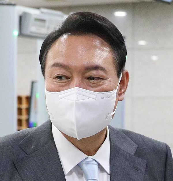 윤석열 대통령이 15일 오전 용산 대통령실로 출근하며 취재진 질의에 답하고 있다. / 대통령실사진기자단(뉴스1)
