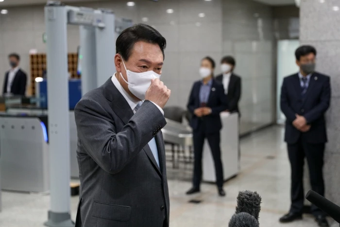 이하 15일 오전 서울 용산 대통령실 청사로 출근하는 길에 기자들과 만난 윤석열 대통령 / 이하 뉴스1