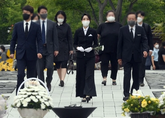 지난 13일 경남 김해 봉하마을을 찾은 윤석열 대통령 부인 김건희 여사 / 이하 뉴스1(대통령실사진기자단)
