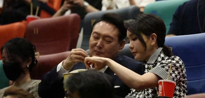 윤석열 대통령과 부인 김건희 여사가 지난 12일 오후 서울 메가박스 성수점에서 제75회 칸 국제영화제 남우주연상(송강호) 수상작 영화 "브로커"를 관람하기 전 팝콘을 먹고 있다. / 이하 대통령실 제공-뉴스1