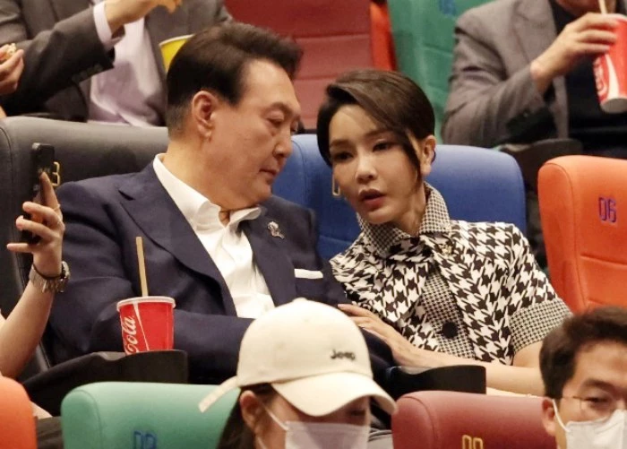 윤석열 대통령과 부인 김건희 여사가 지난 12일 오후 서울 메가박스 성수점에서 제75회 칸 국제영화제 남우주연상(송강호) 수상작 영화 "브로커"를 관람하기 전 대화를 나누고 있다.