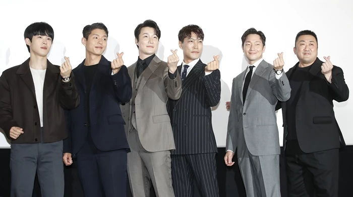 15일 오후 서울 강남구 코엑스 메가박스에서 열린 영화 ‘범죄도시2’ GV에서 주역들이 포즈를 취하고 있다.