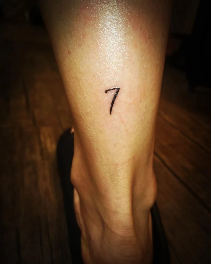 15일 제이홉이 공개한 우정 타투 '7' 사진