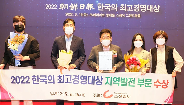 화순군이 조선일보가 주최한 ‘2022 한국의 최고 경영대상’ 시상식에서 ‘지역경제 발전 부문’ 경영대상을 받았다. 구충곤(오른쪽 3번째) 화순군수가 시상식에서 화순군 관계자와 기념촬영 하고 있다.