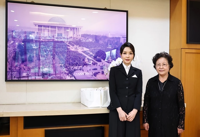 지난 13일 권양숙 여사와 만난 김건희 여사 / 이하 뉴스1