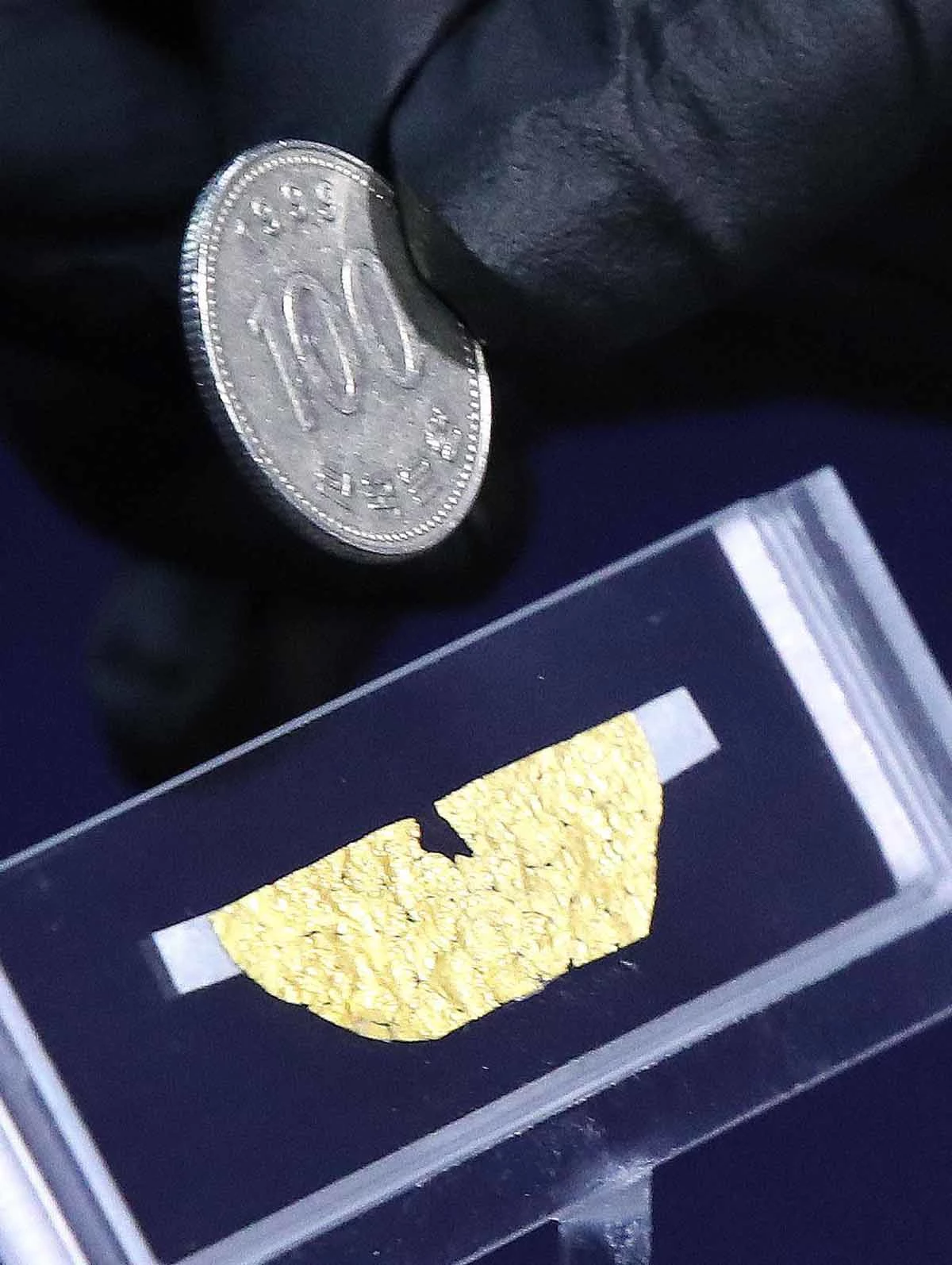 선각단화쌍조문금박의 크기는 동전과 비슷하다. / 뉴스1