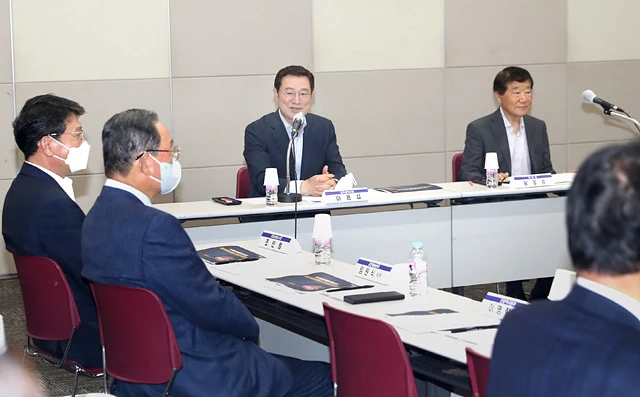 이용섭 광주광역시장이 16일 오후 서구 김대중컨벤센터에서 열린 ‘문화예술미래위원회 전체회의’에 참석해 인사말을 하고 있다./광주광역시 제공