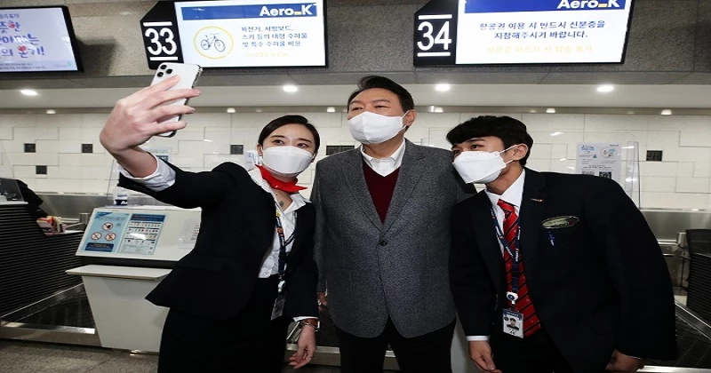 (자료사진) = 윤석열 대통령, 청주공항 승무원들과 함께...윤석열 대통령이 국민의힘 대선 후보 시절인 지난해 11월30일 오전 충북 청주시 청주국제공항을 방문해 청주공항 거점항공사인 에어로케이 승무원들과 "셀카"를 찍고 있다.