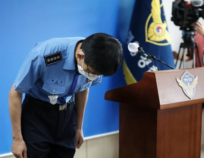 박상춘 인천해양경찰서장이 16일 오후 인천시 연수구 인천해양경찰서에서 "북한 피격 공무원 사건" 최종 수사결과 브리핑을 마친 후 고개 숙여 인사하고 있다