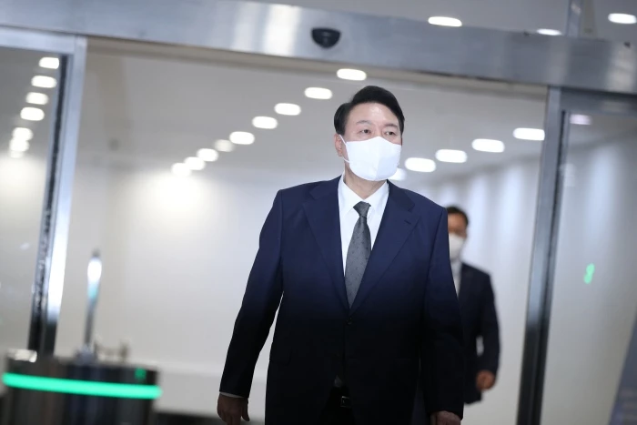 17일 오전 서울 용산 대통령실 청사로 출근하는 윤석열 대통령 / 이하 뉴스1