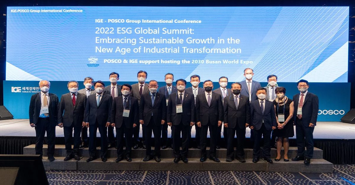 포스코가 세계경제연구원과 함께 6월 17일 그랜드 인터컨티넨탈 서울 파르나스 호텔에서 ‘ESG 글로벌 서밋’ 국제컨퍼런스를 개최했다. 사진 앞줄 왼쪽 세번째부터 포스코그룹 최정우 회장, 국민의힘 안철수 의원, 반기문 前 유엔사무총장, 기획재정부 방기선 차관/포스코