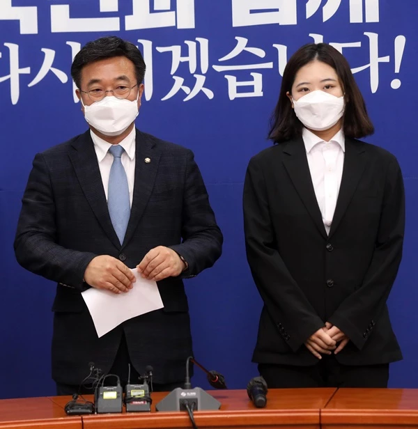 왼쪽부터 윤호중·박지현 더불어민주당 전 공동비상대책위원장